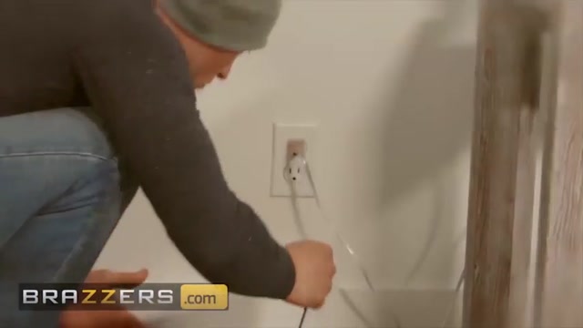 Hot MILF Holly Hotwife Gets Fucked in Multiple Positions by Stepson - Brazzers